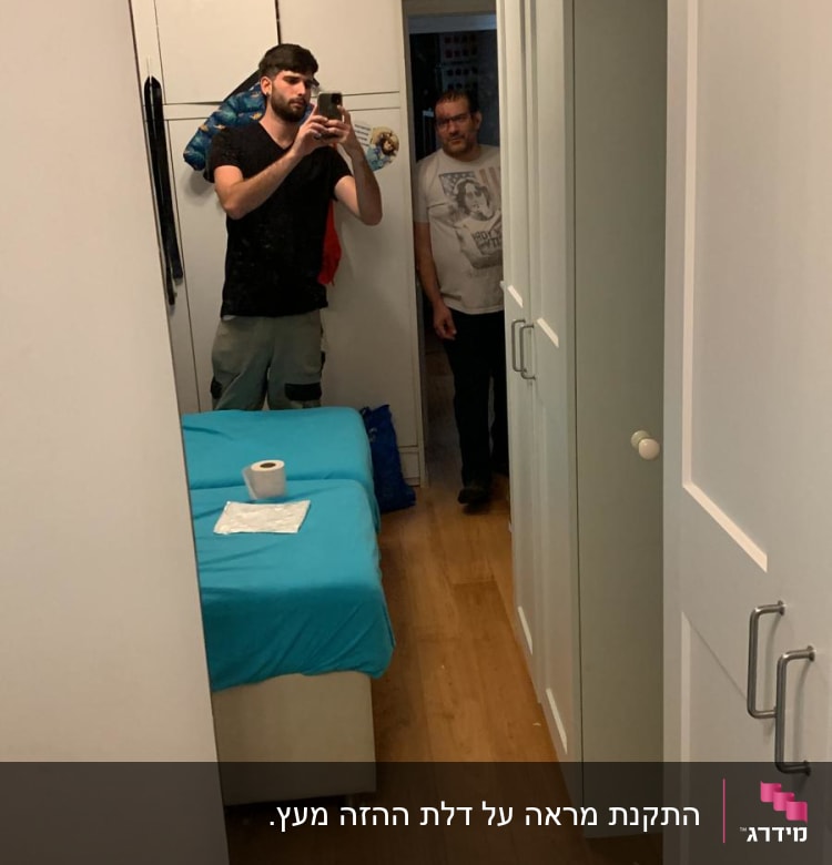 מראה גדולה על דלת ארון בחדר שינה